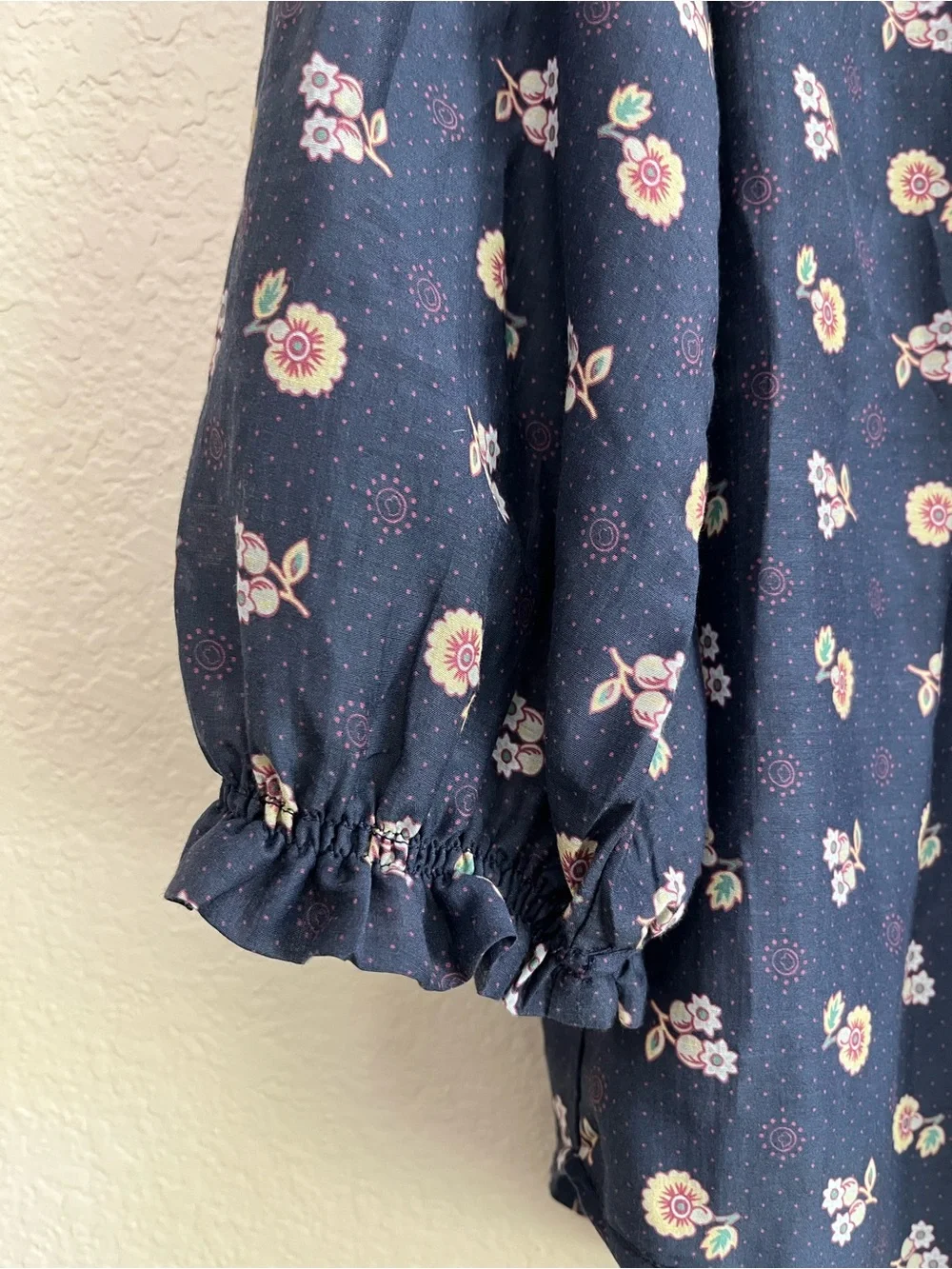 M.A.B.E Dulce Top Navy Blue Floral Button-Front Blouse size small - Picture 5 of 8